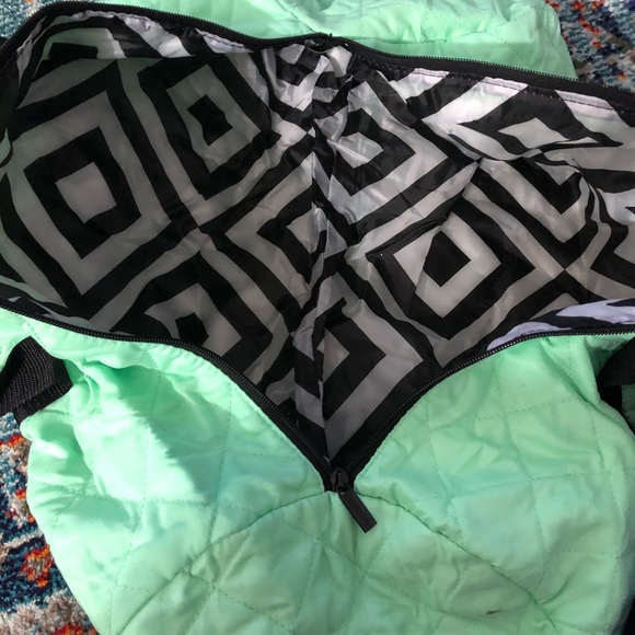 Bloomingdale’s Duffel Bag - Picture 5 of 5